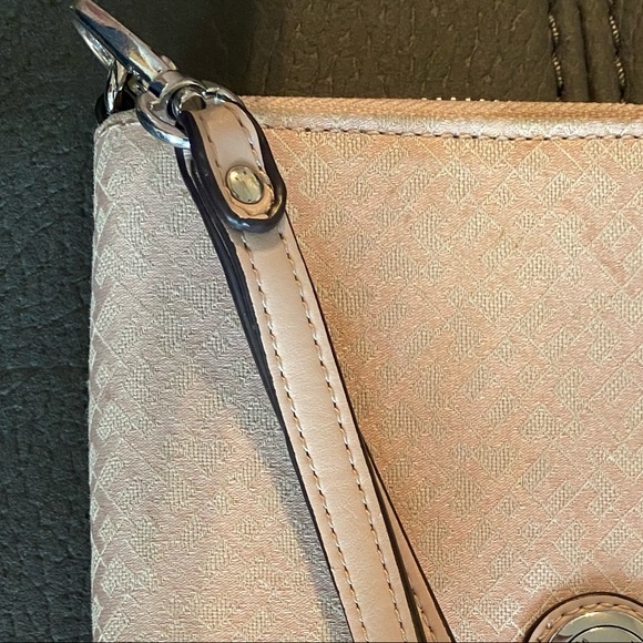 Tommy Hilfiger wristlet - Picture 5 of 7